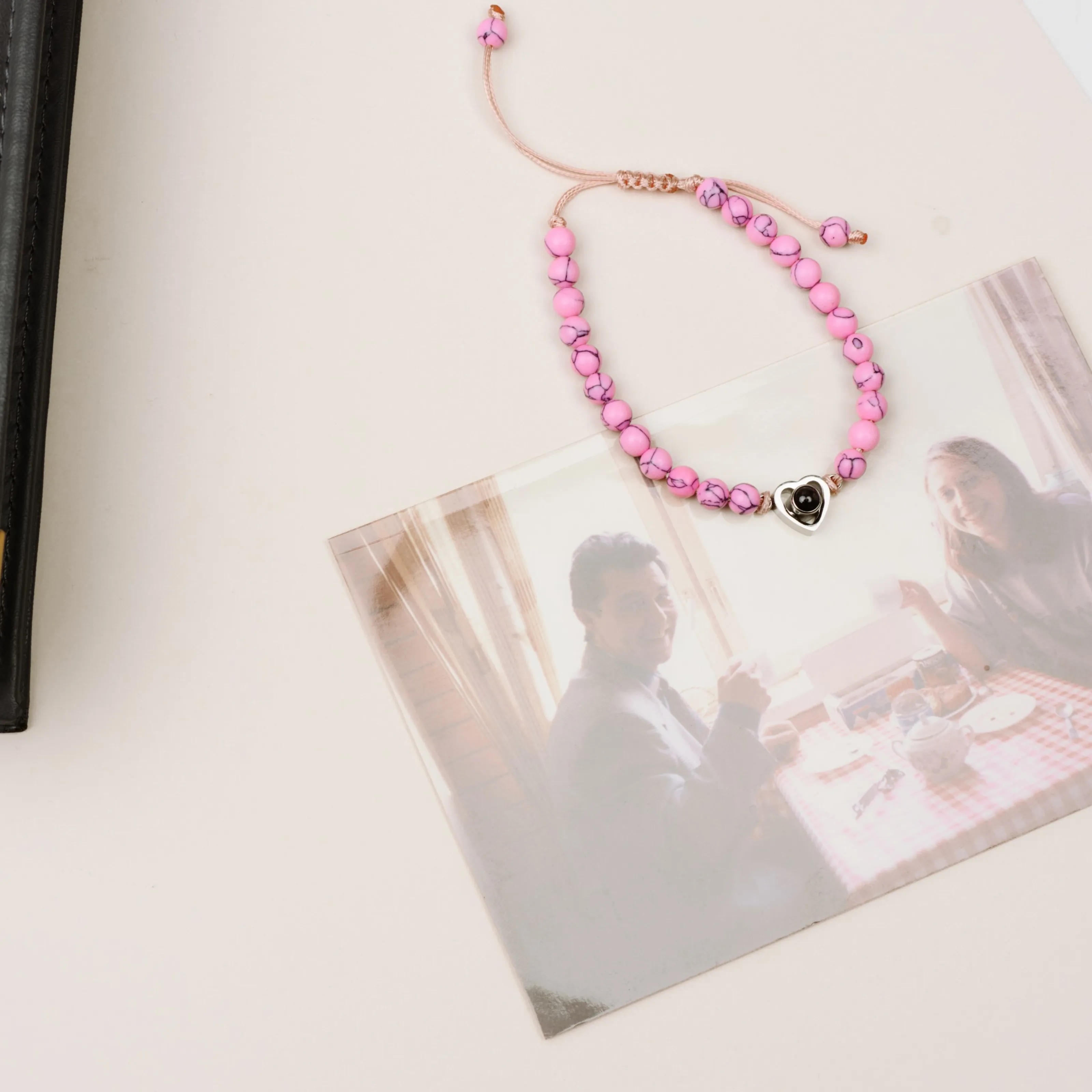 Подарочный браслет из розового кахолонга для мягких сердечных перемен