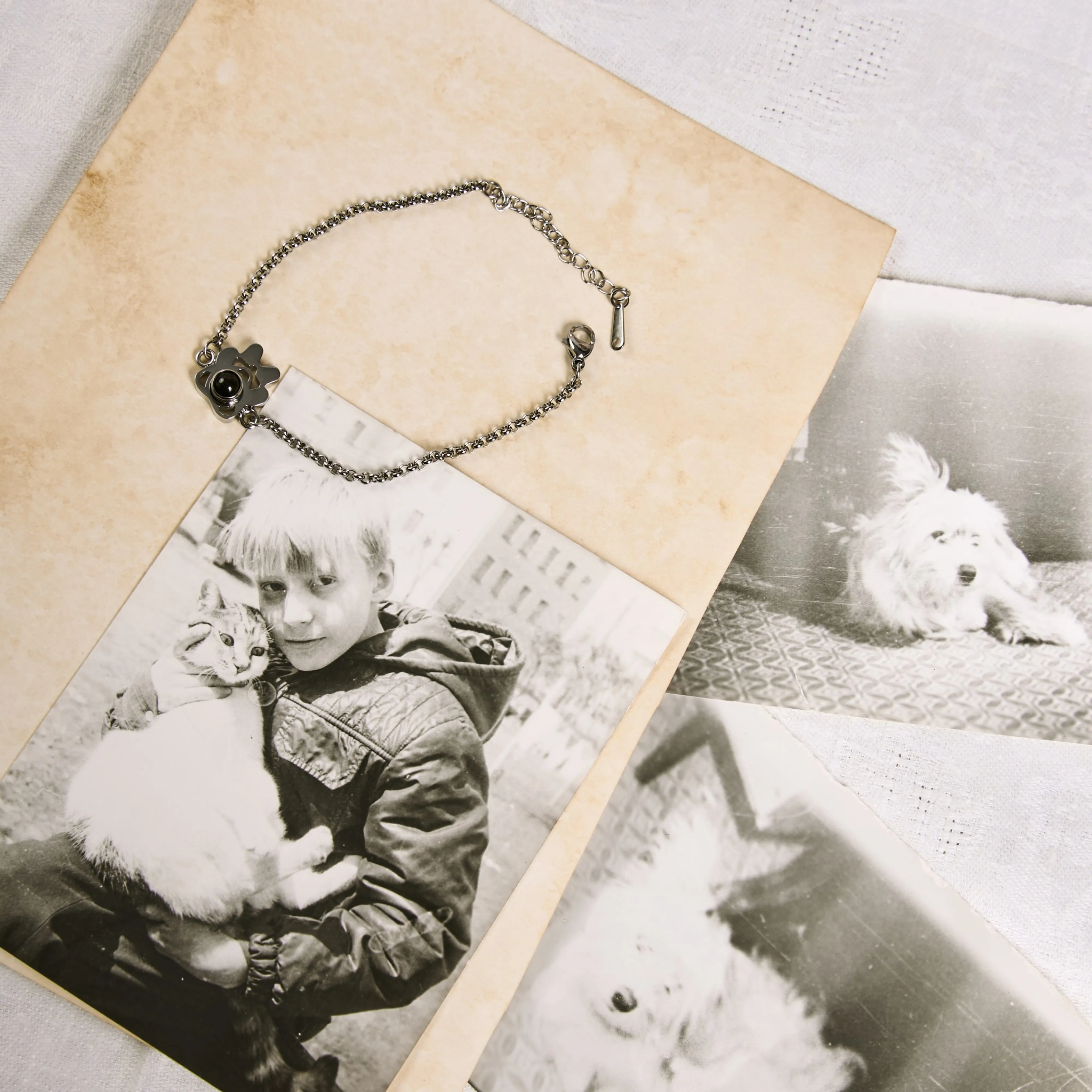 Модный браслет с подвеской лапка для девушки