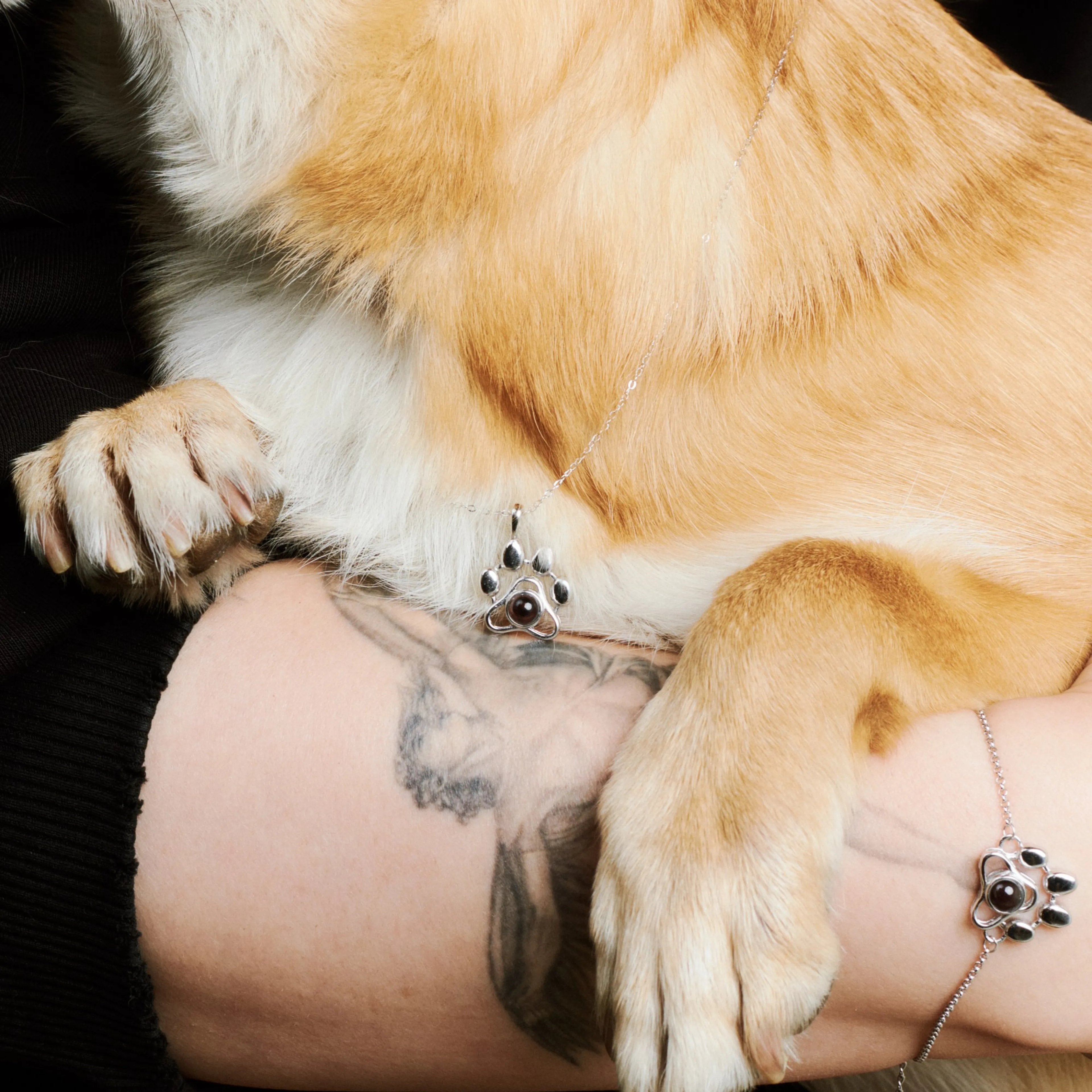 Браслет с подвеской лапка золото сувенир