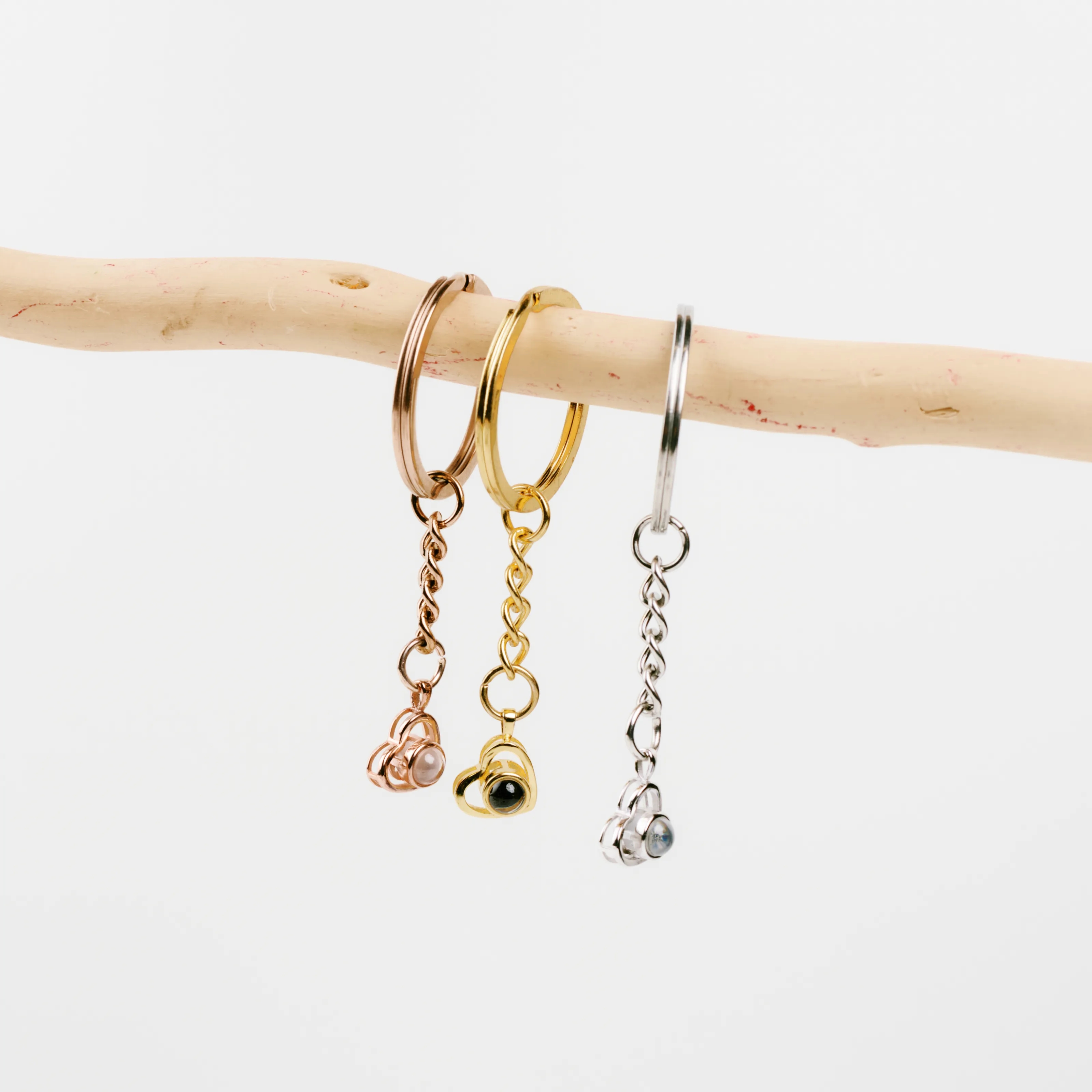 Небольшой стальной брелок сердечко в серебряном оттенке