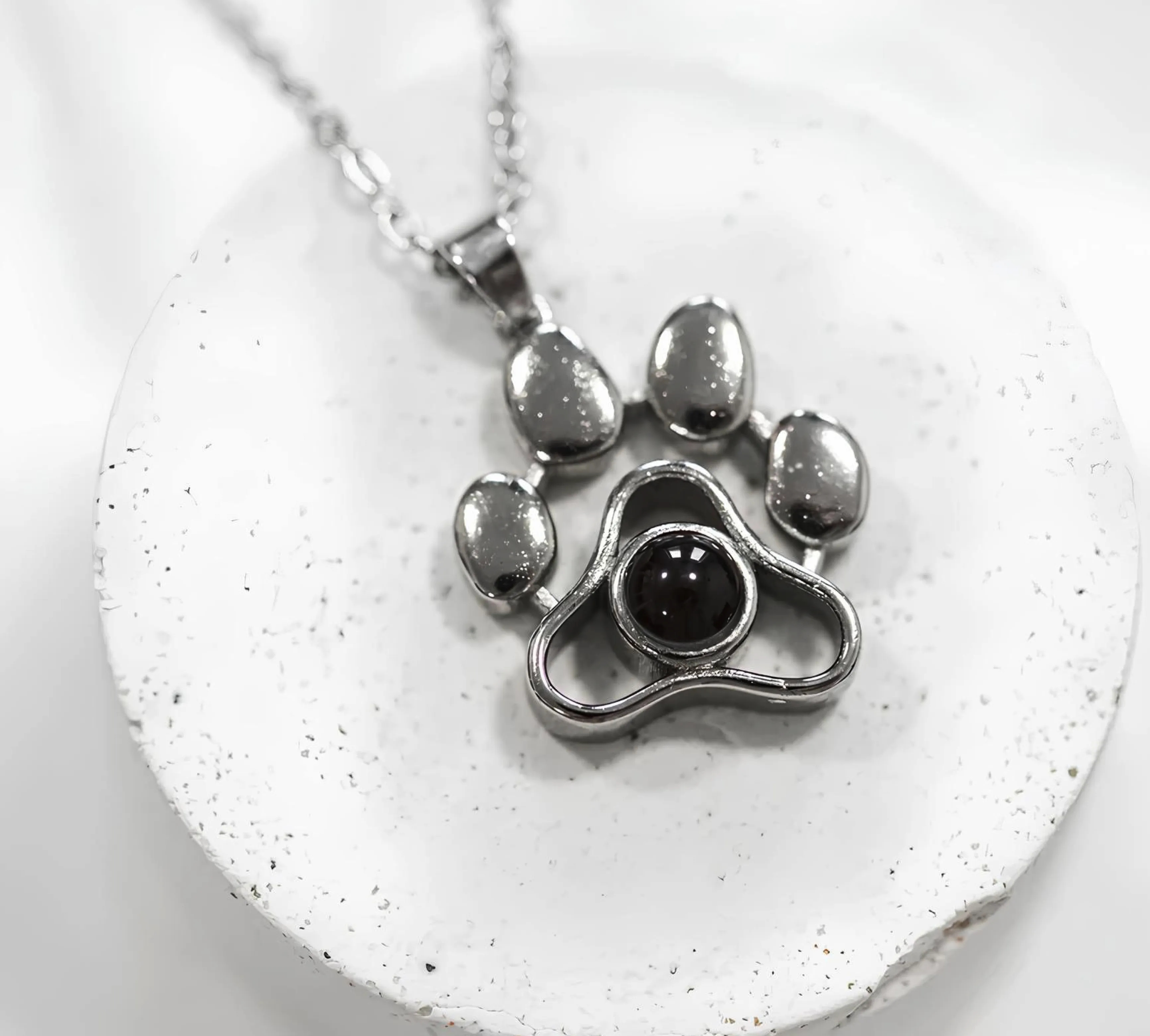 Ювелирная подвеска лапка на цепочке