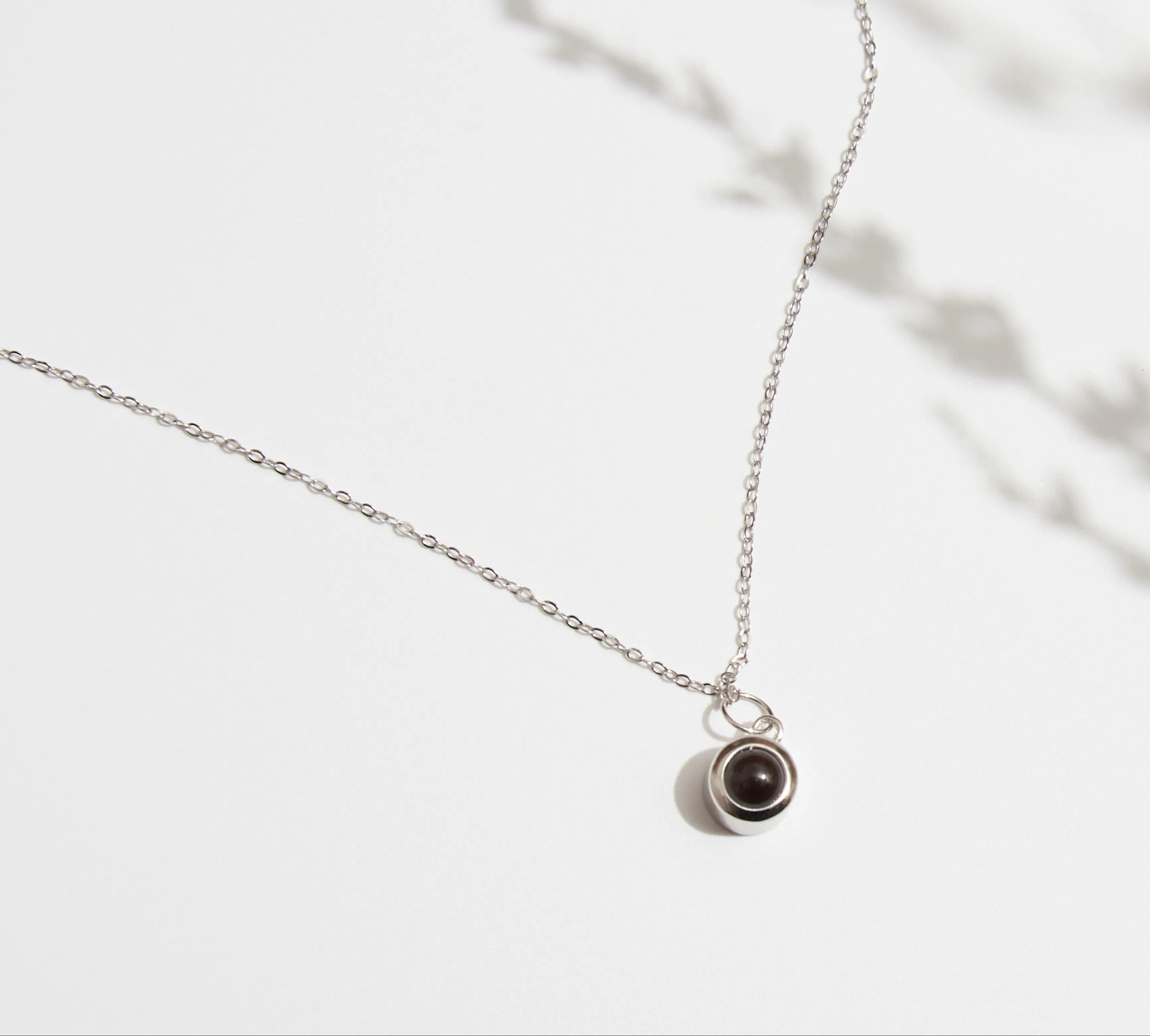 Минималистичный браслет с подвеской-шариком для девушки