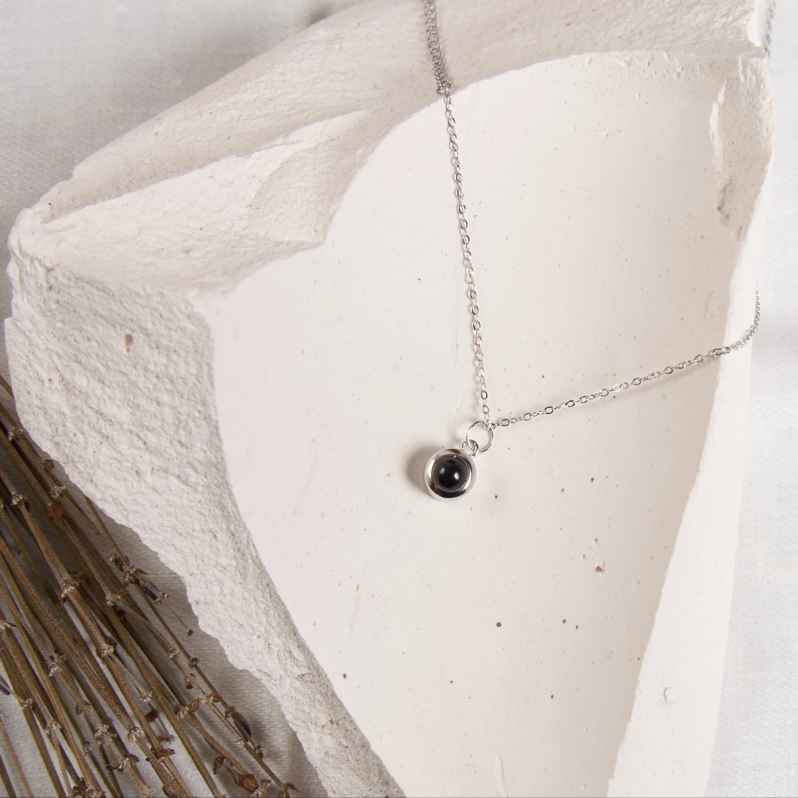 Серебристый браслет с шариком сувенир для девушки