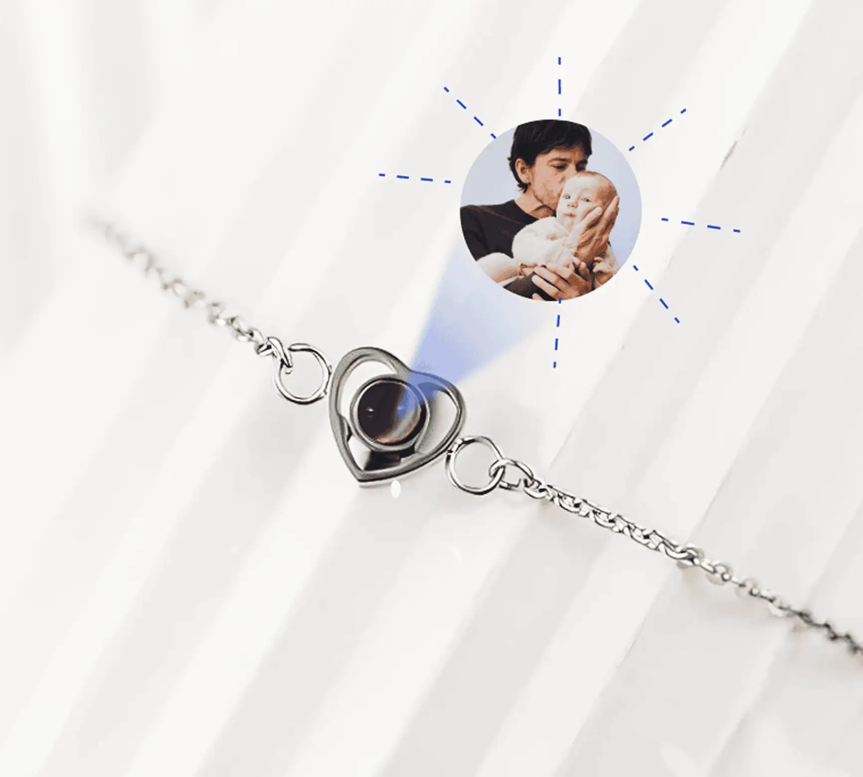 1.Камера телефона увеличивает изображение в серебряном браслете