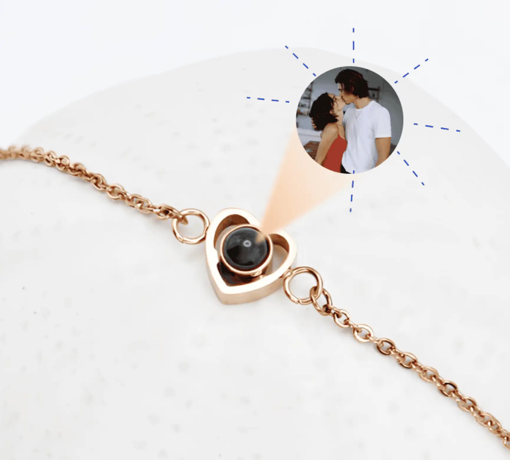 Гипоаллергенное серебро браслета-лапки блестит на запястье