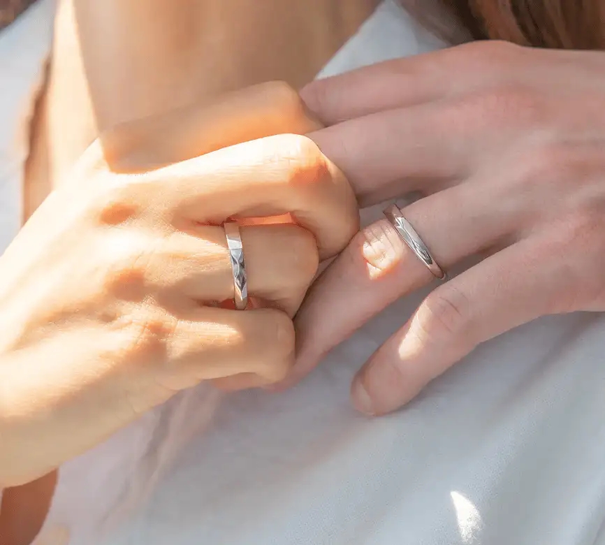 Кольцо-проекция FOREVER крупным планом на мужском пальце