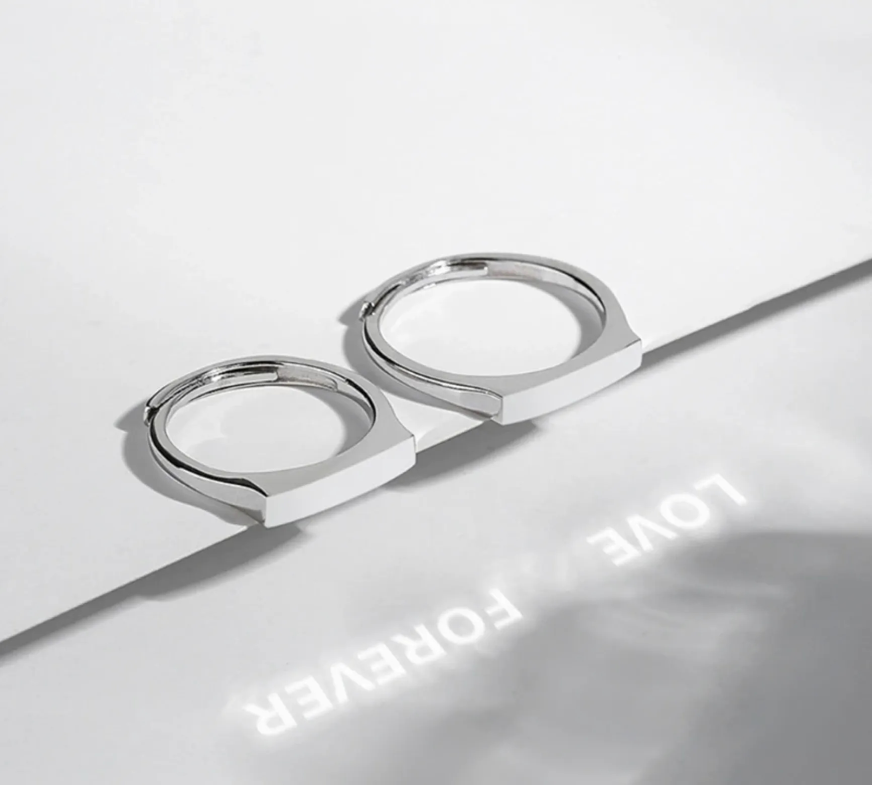 Shine ring Love — световая проекция на стене