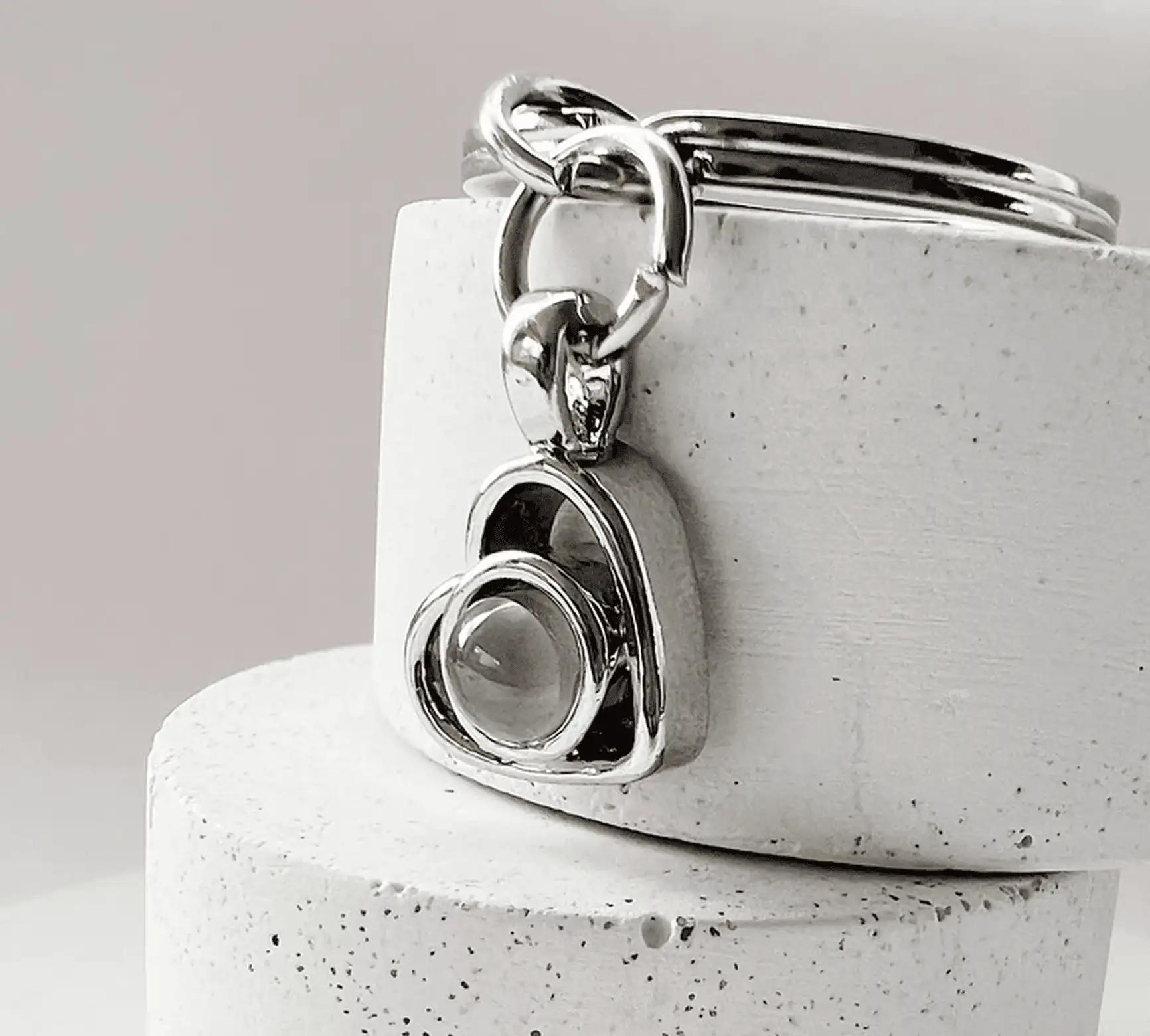 Подарок с фотографией — серебряный аксессуар-сердце с гравировкой