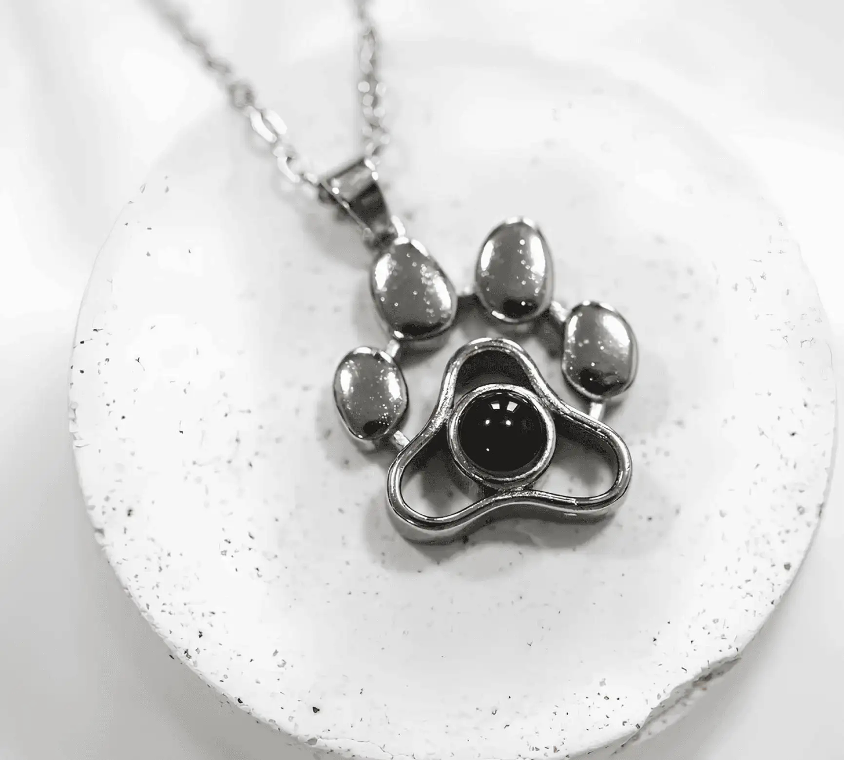 Проекционный браслет-лапка — память о питомце в украшении