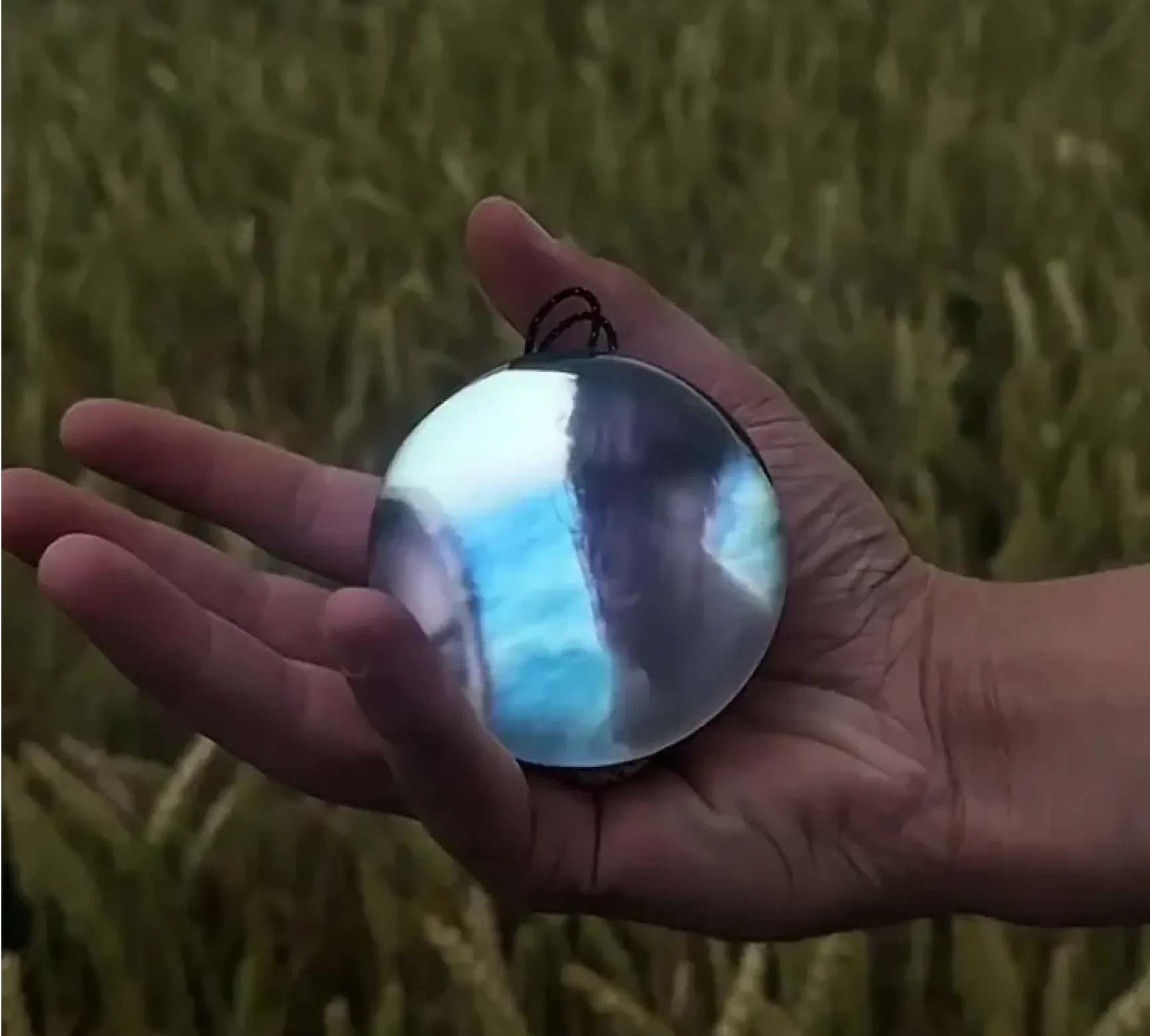 Подарочный белый видео-шар — память в ладони