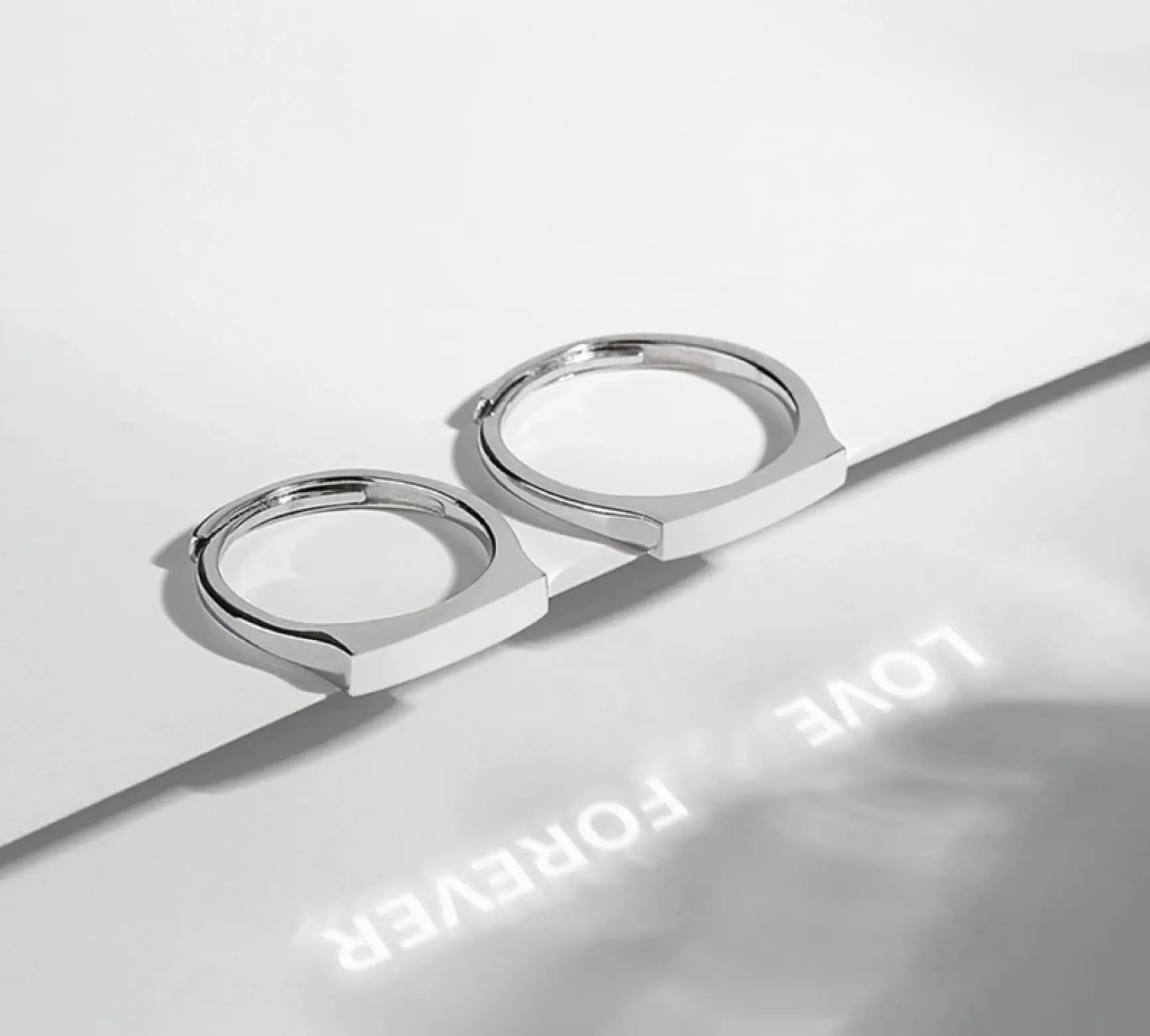 Shine ring Love — световая проекция на стене