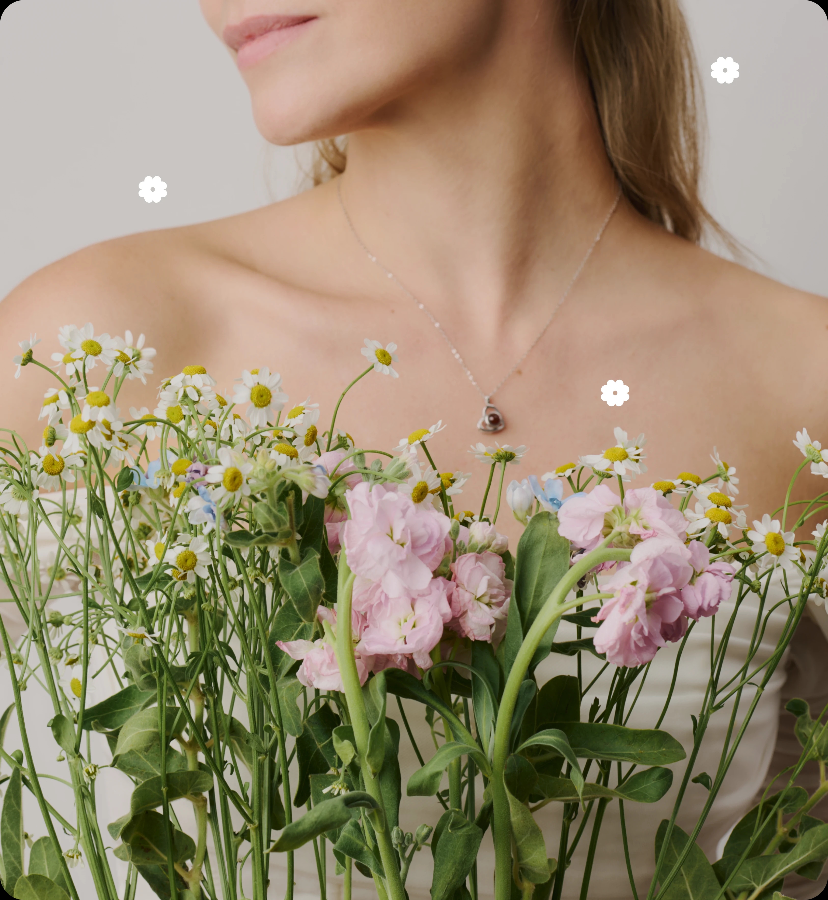 Изображение девушки в украшениях Незабдуки