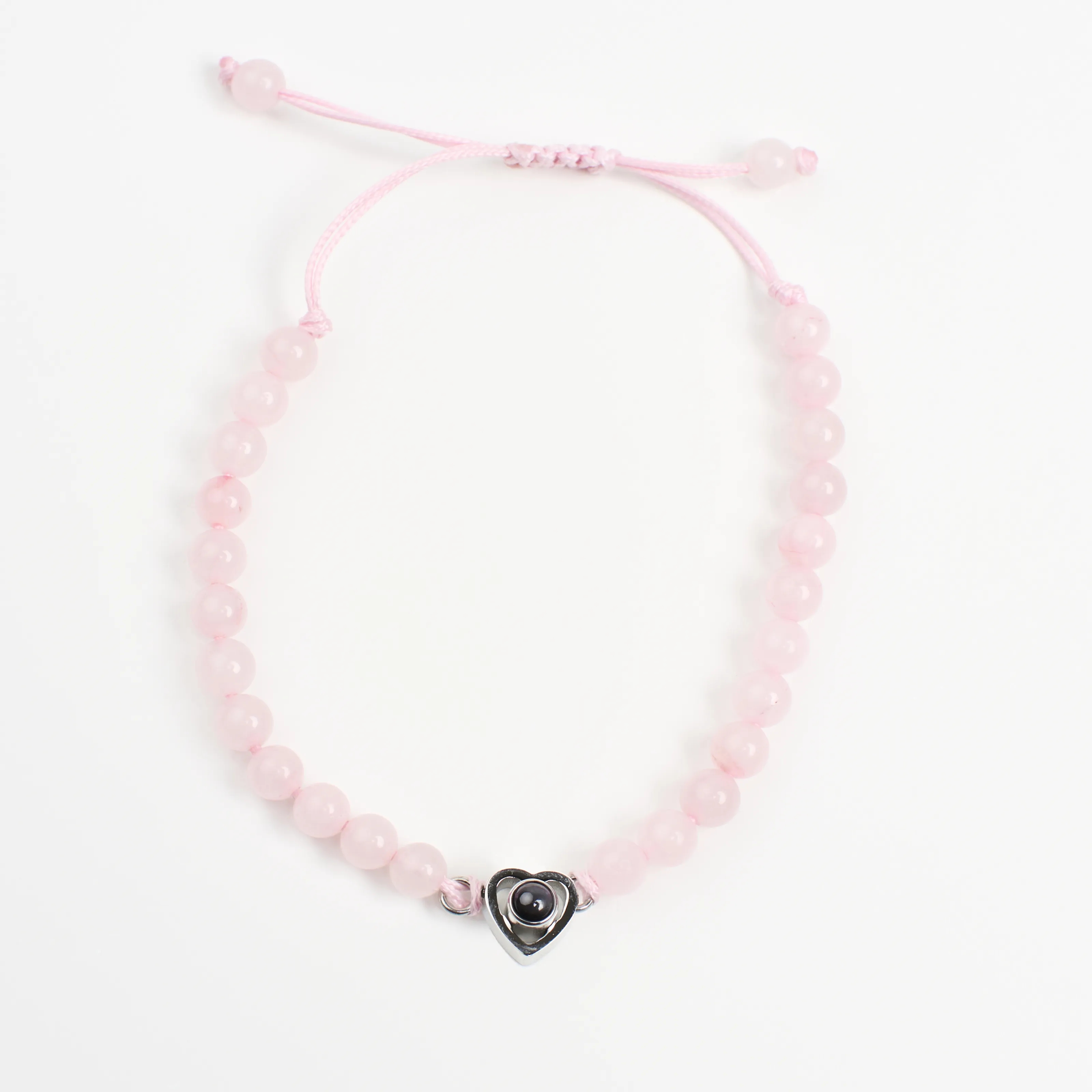 Браслет из розового кварца на руке