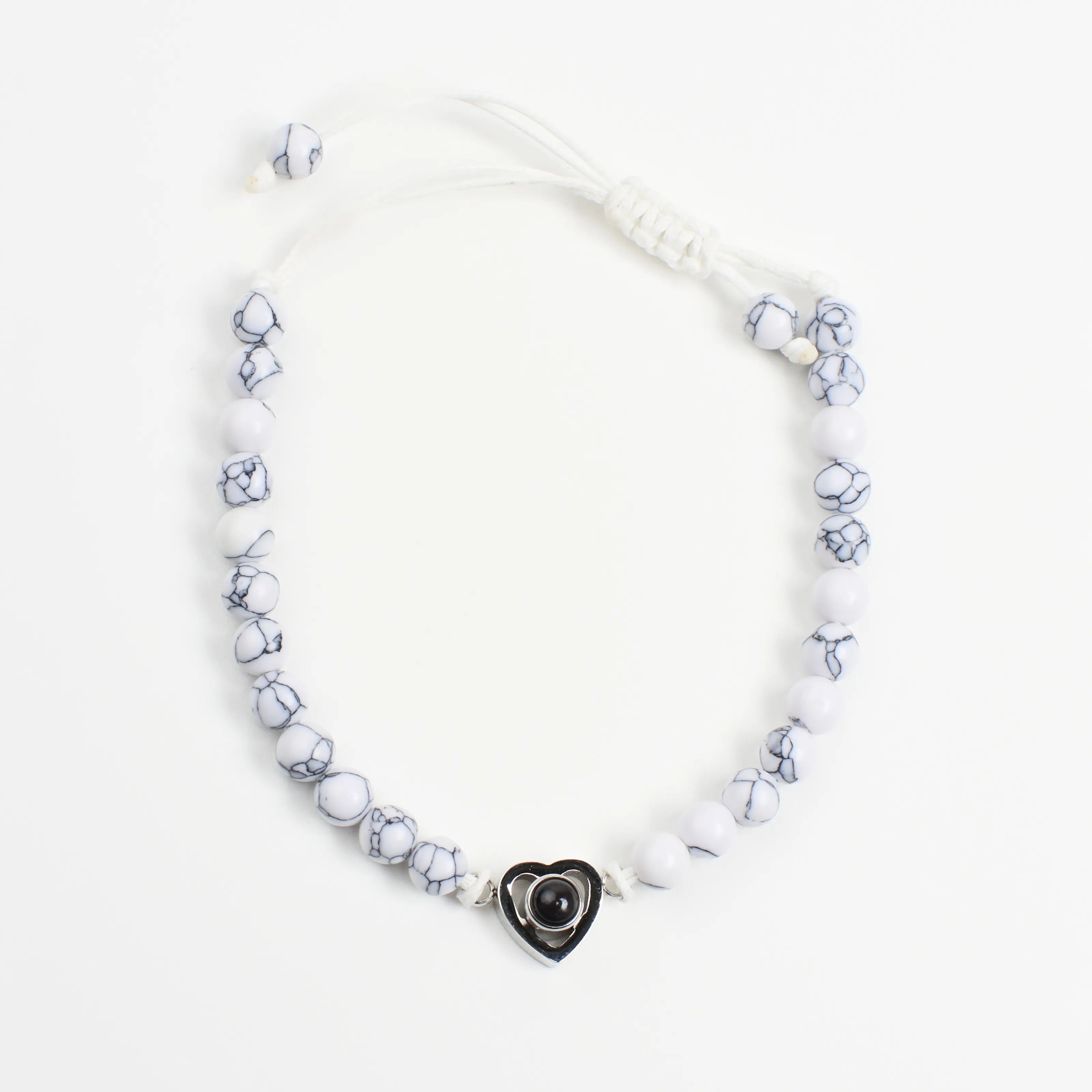 Браслет из белого кахолонга на руке