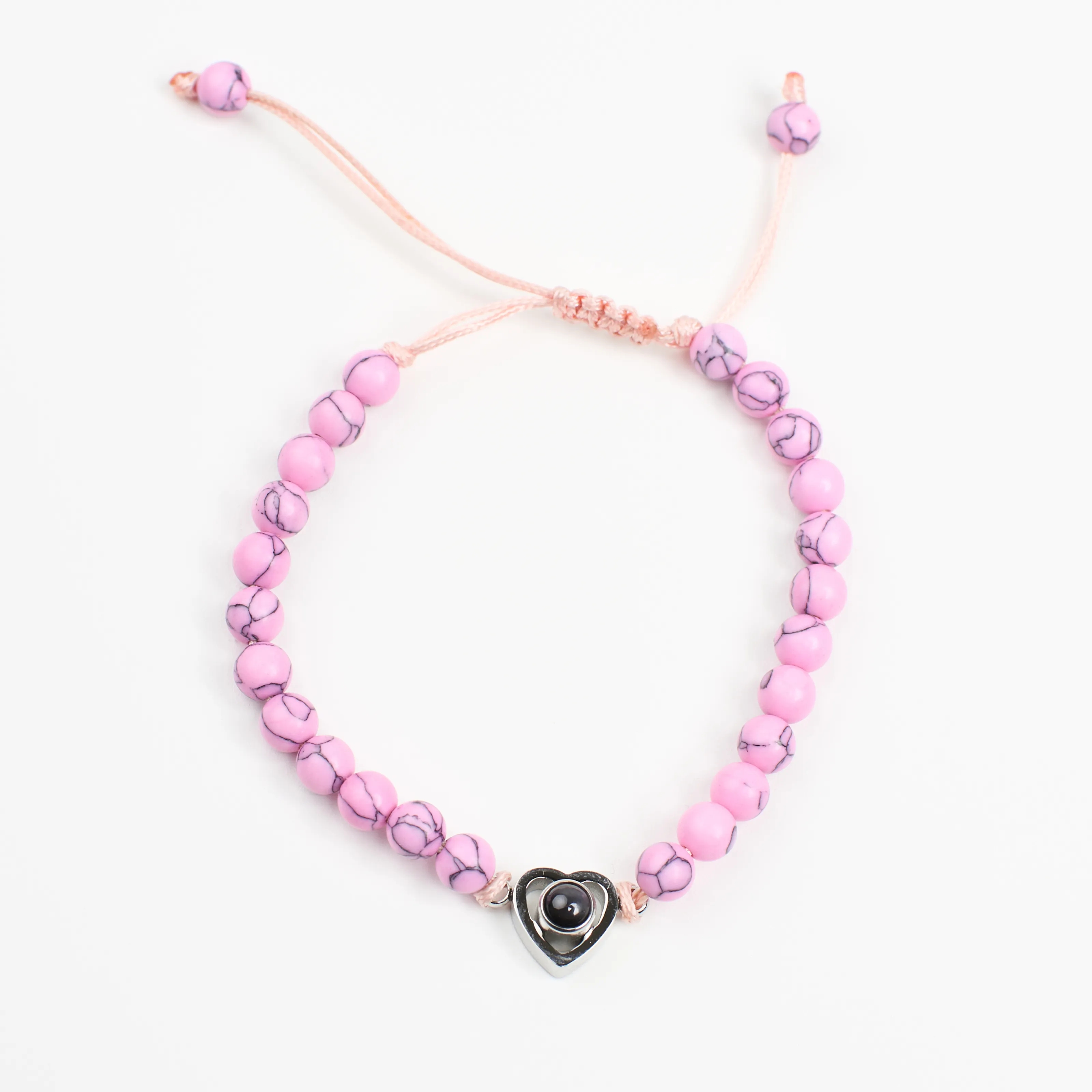 Браслет из розового кахолонга на женской руке