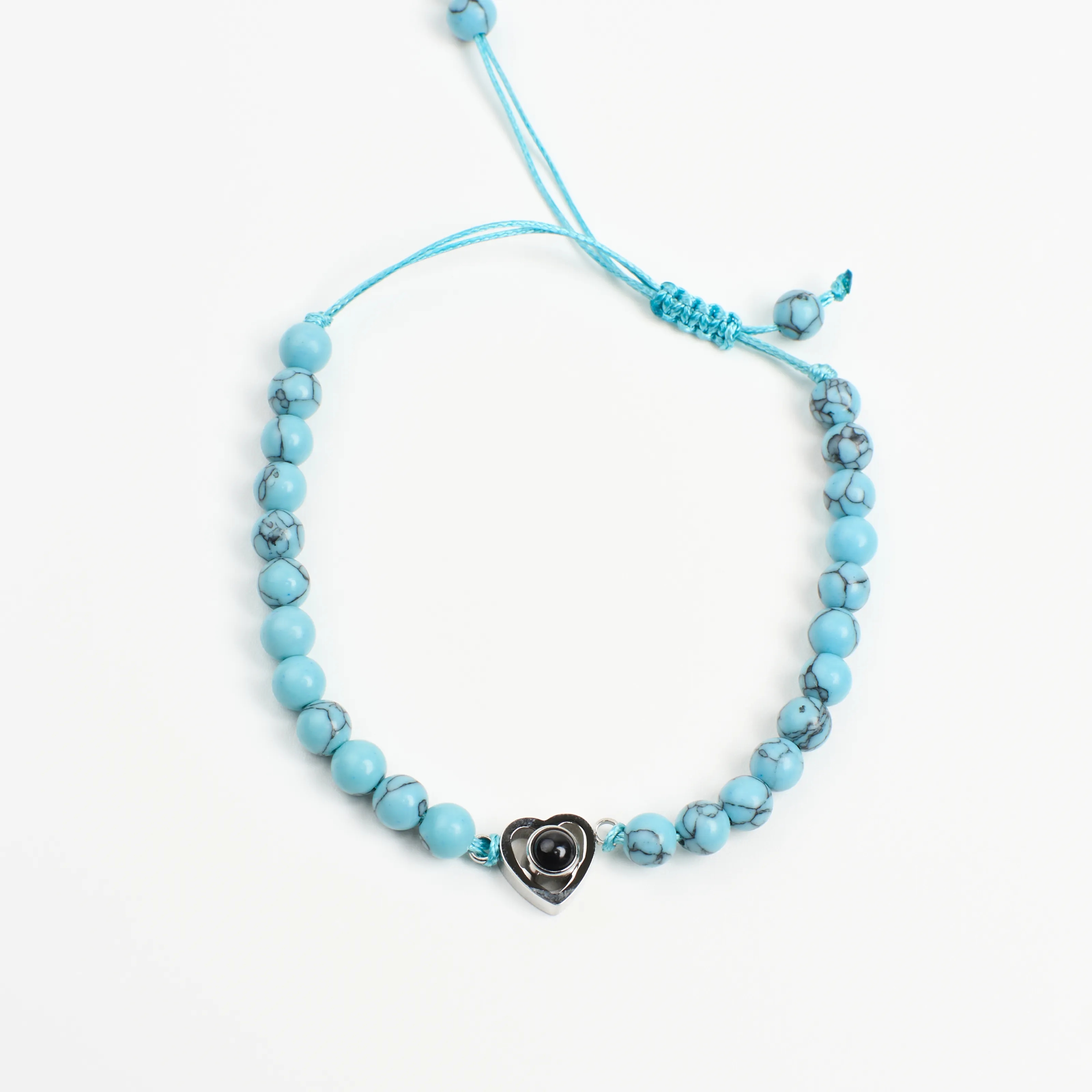 Браслет из бирюзового кахолонга на руке