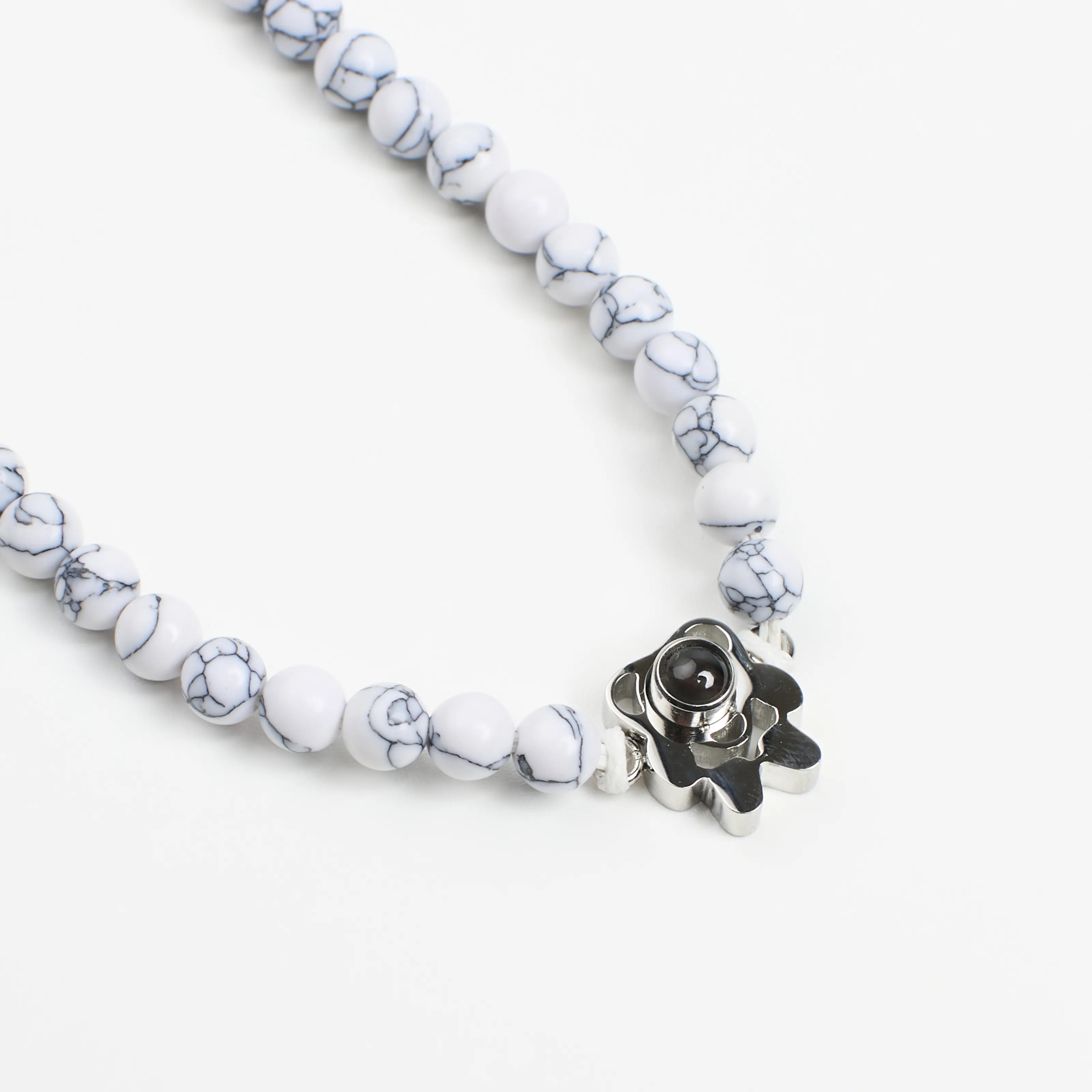 Белый браслет вид сбоку