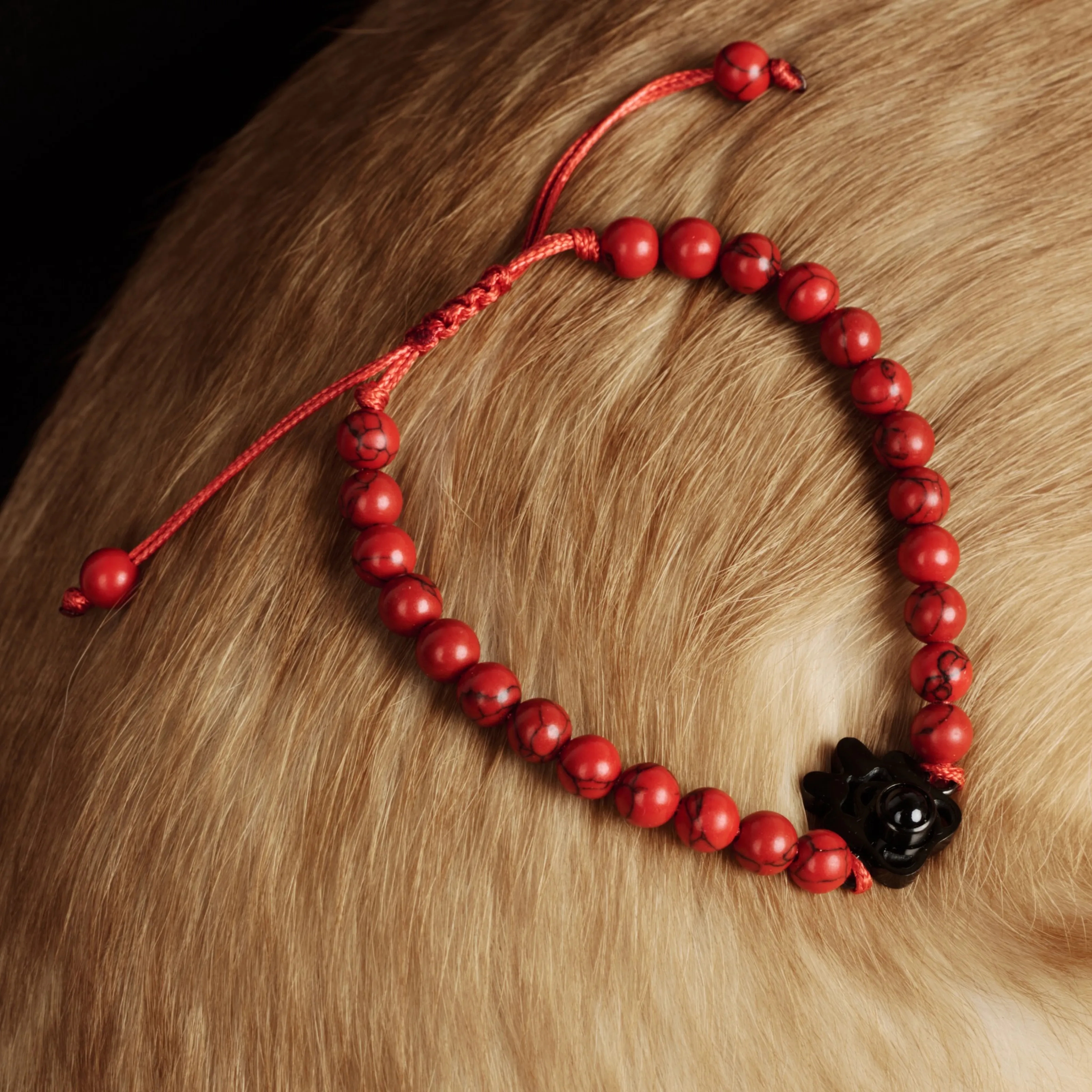 Детали браслета: кулон и камни