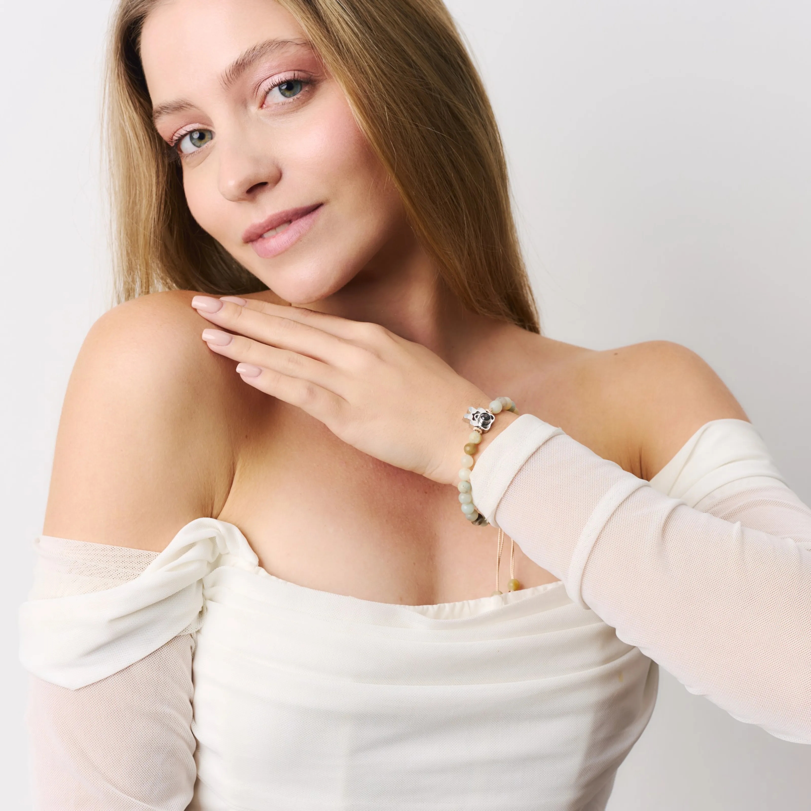 Нежный браслет из светлых камней
