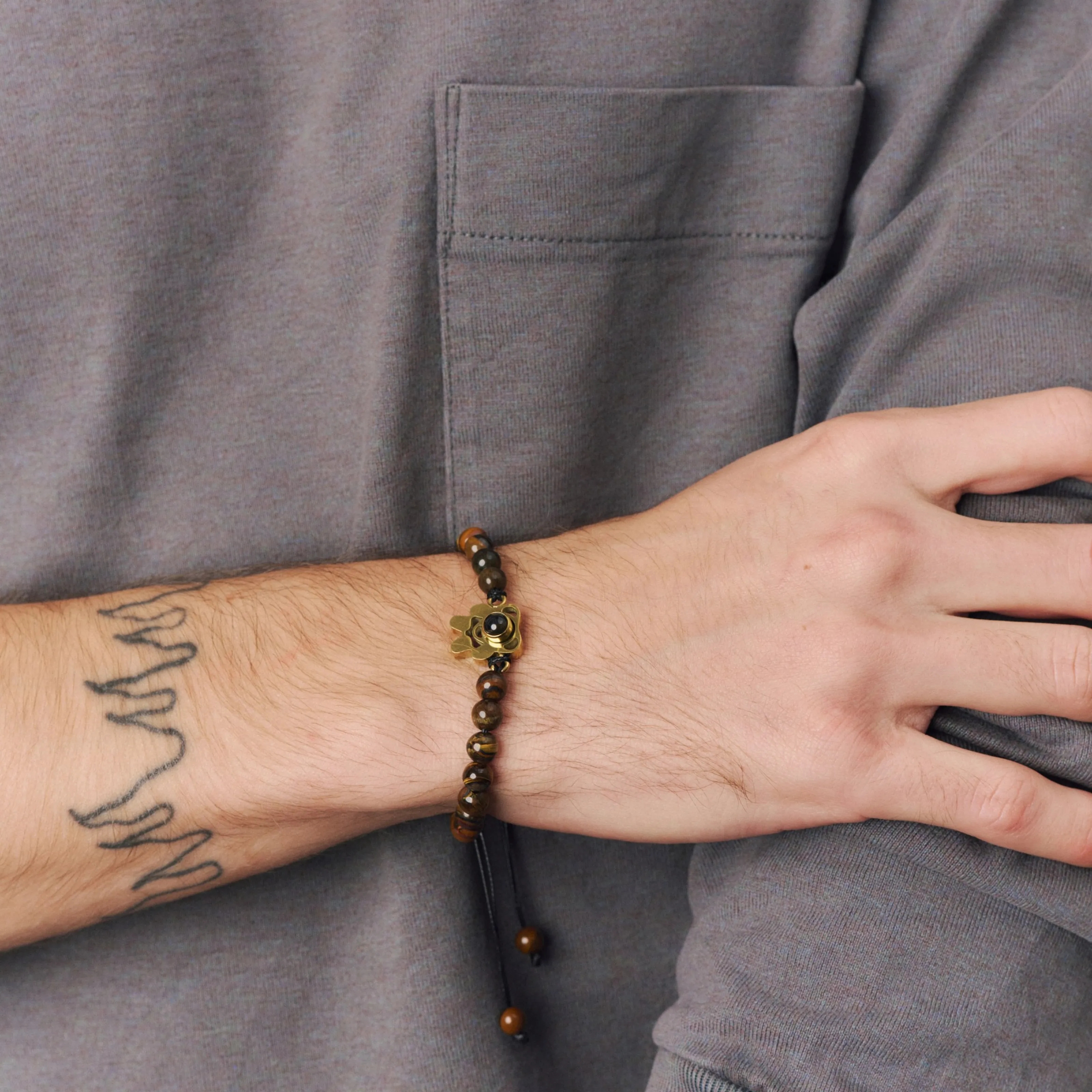 Браслет из тигрового глаза и амазонита с гравировкой на подвеске лапка