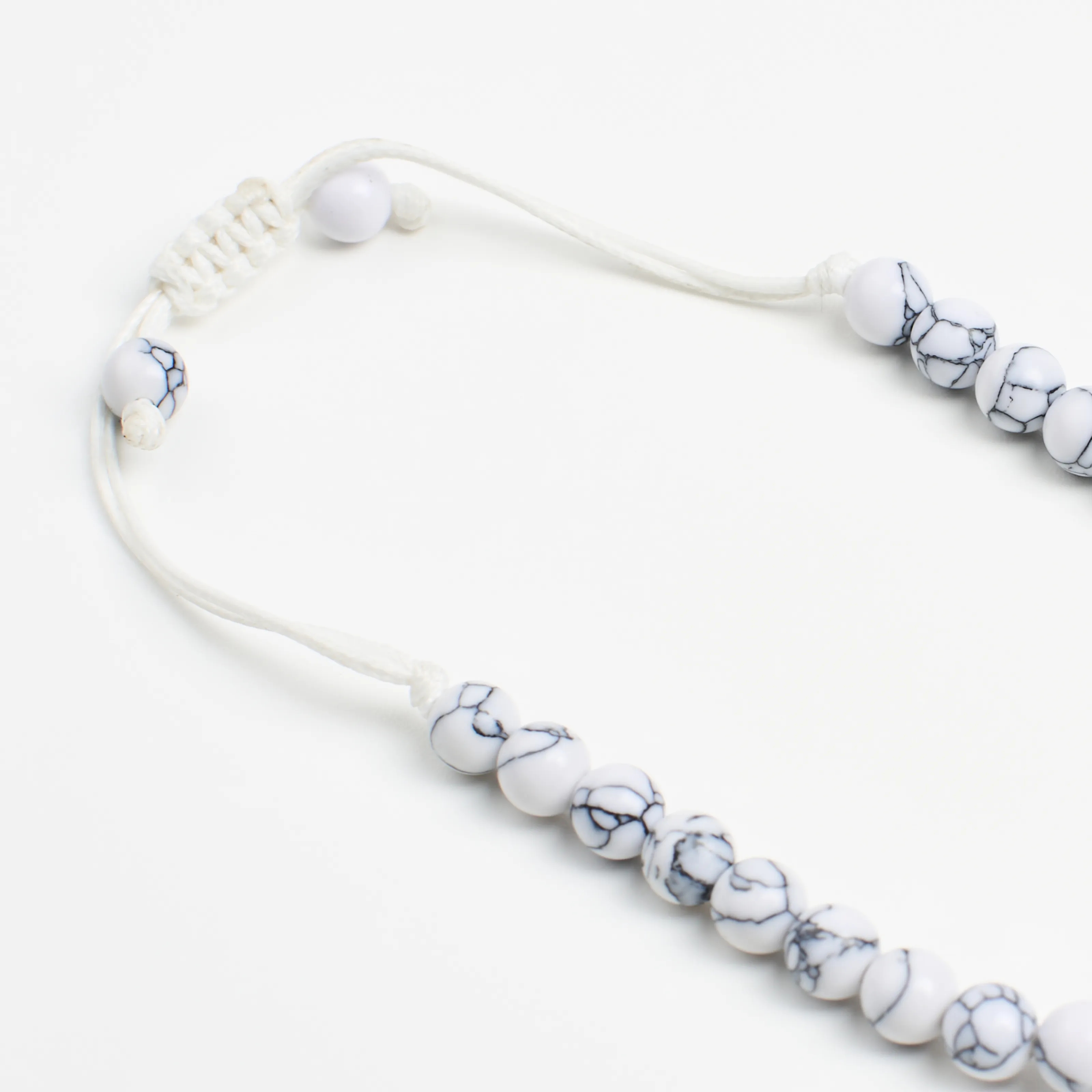 Браслет белый кахолонг минималистичный талисман