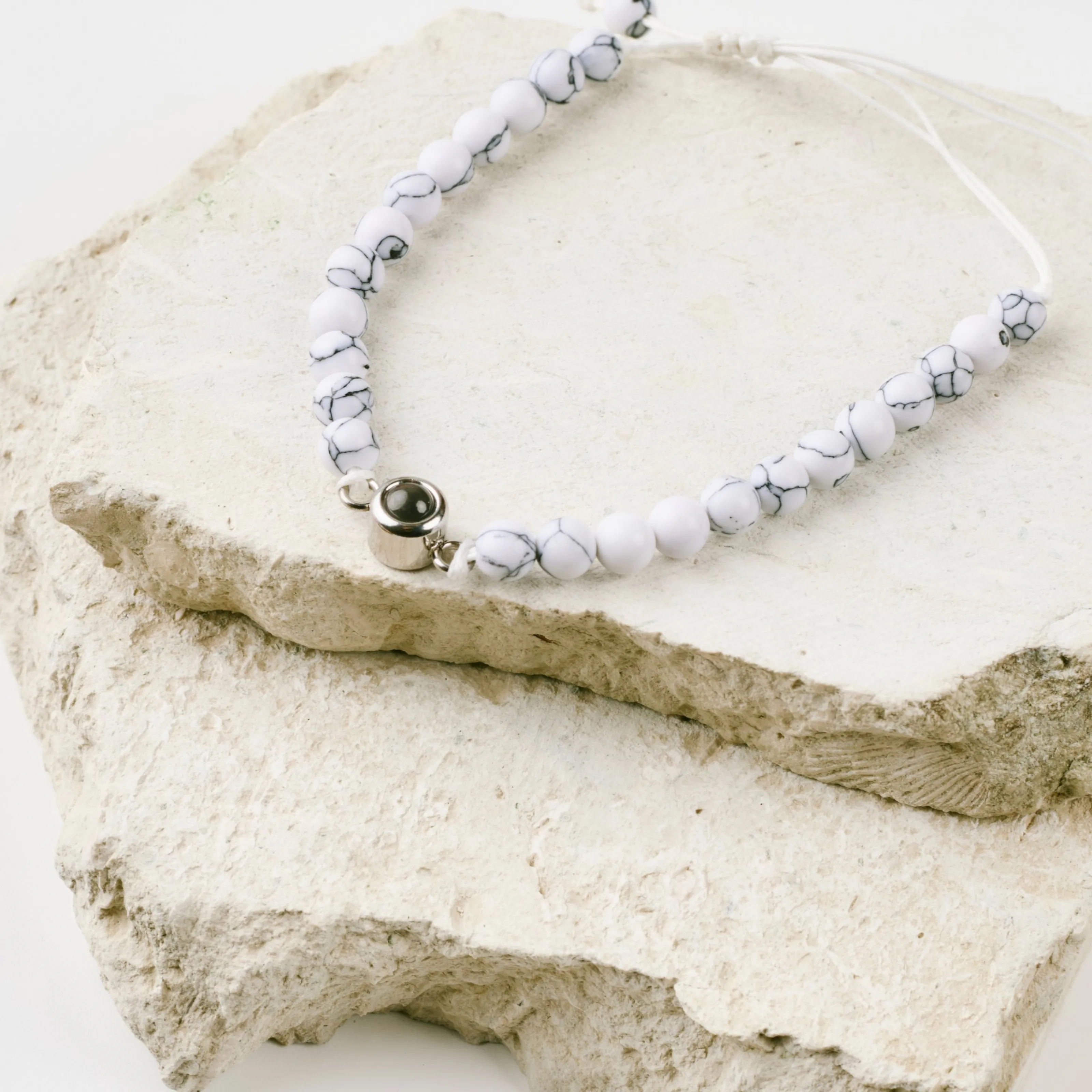 Браслет из белого кахолонга строгий эзотерический аксессуар