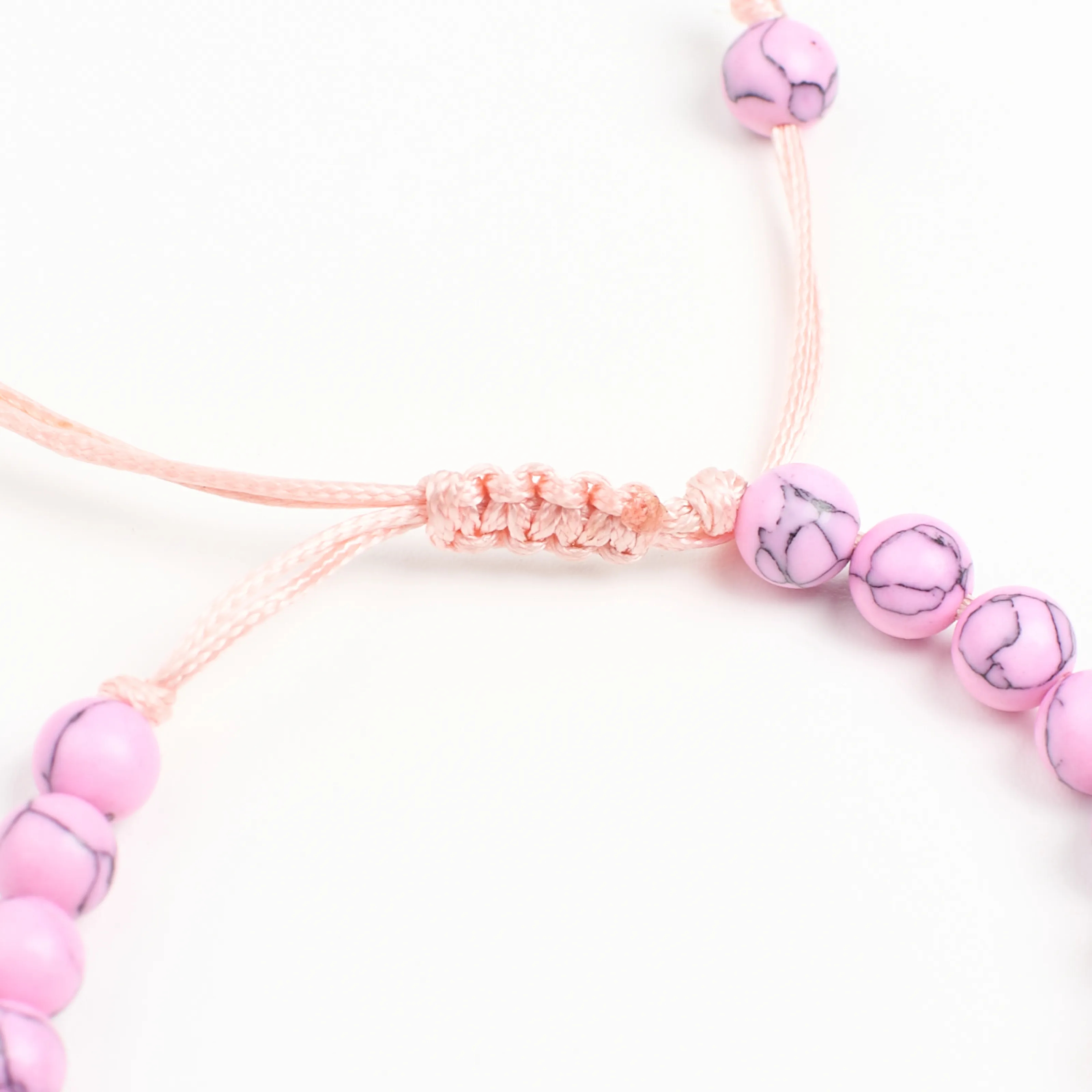 Проекционный кулон на розовом браслете