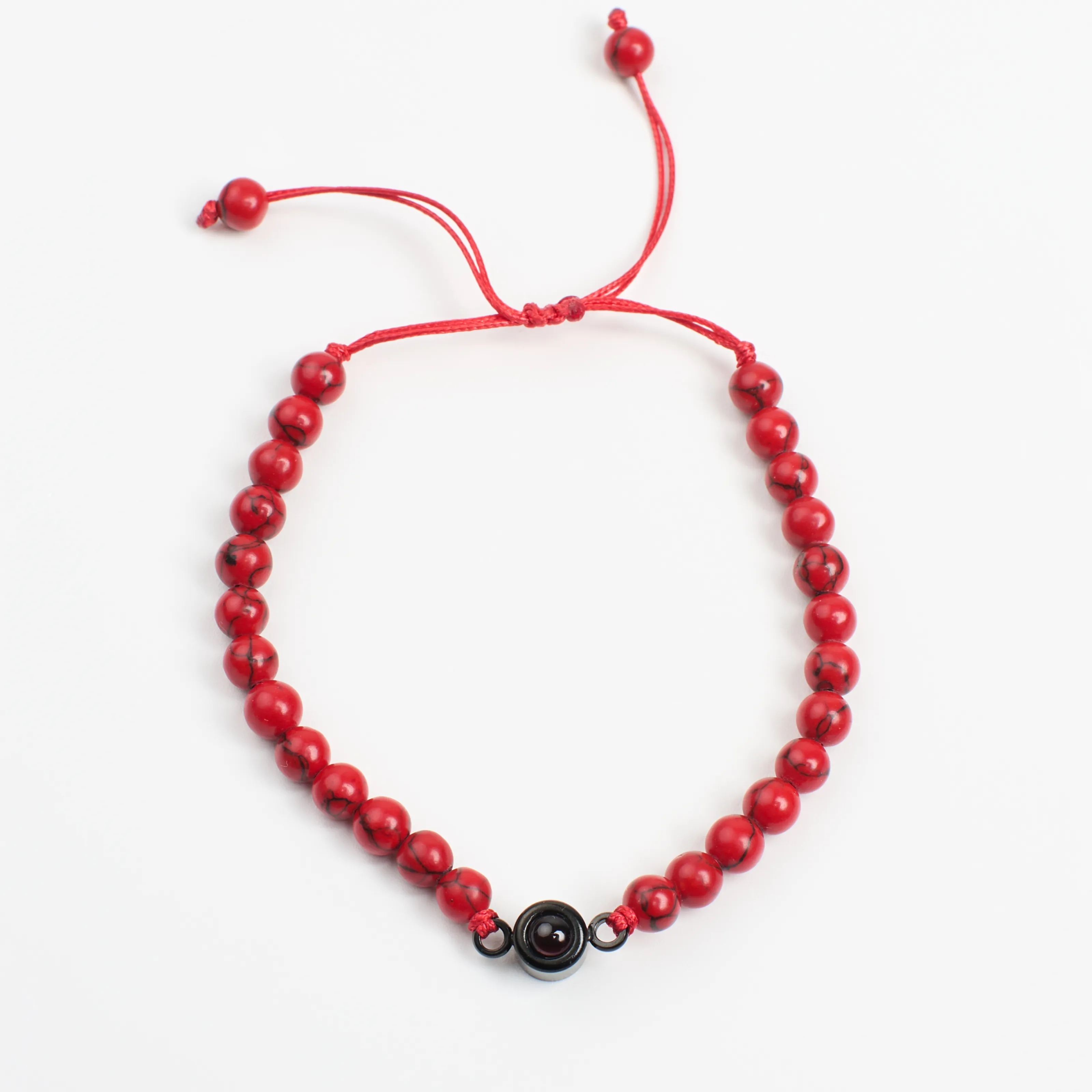 Яркий красный браслет на руке