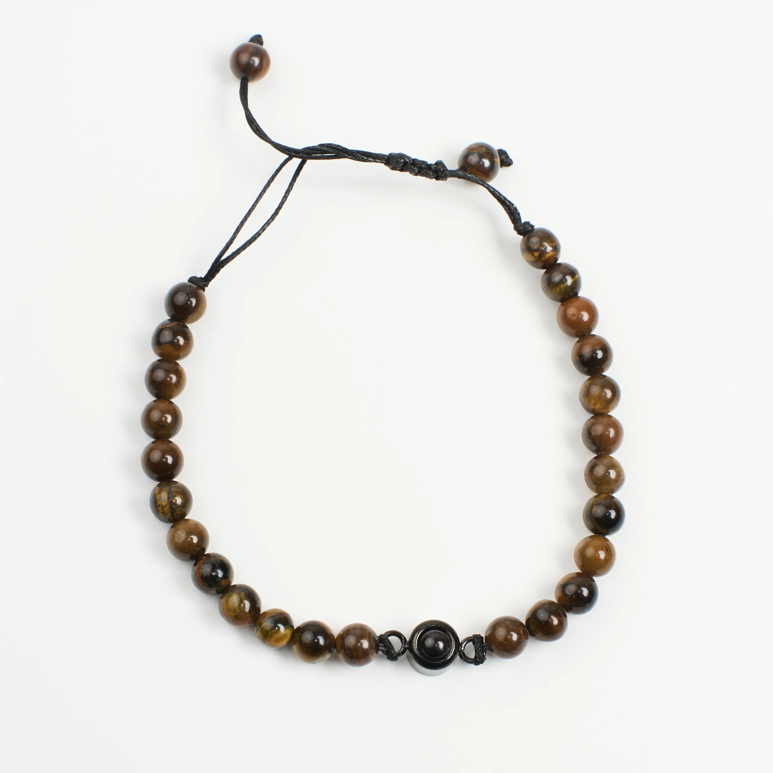 Браслет из тигрового глаза на руке