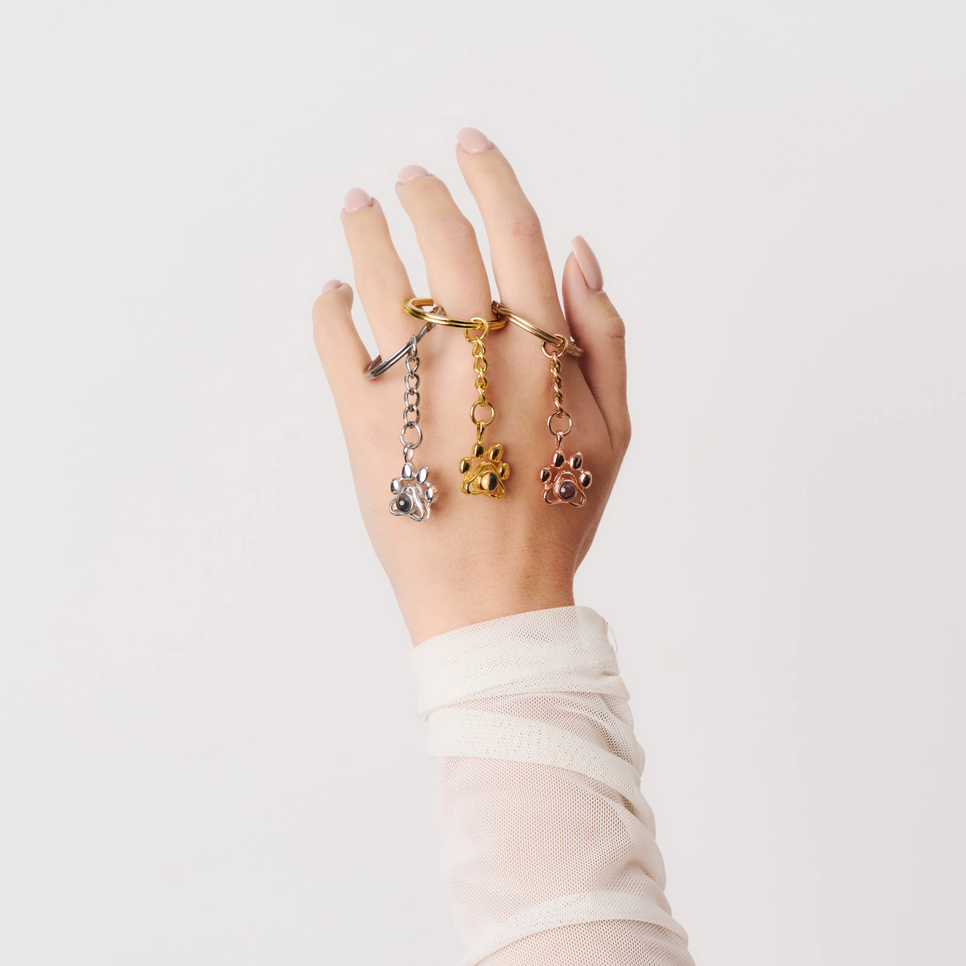 Минималистичный брелок лапка в серебряном цвете