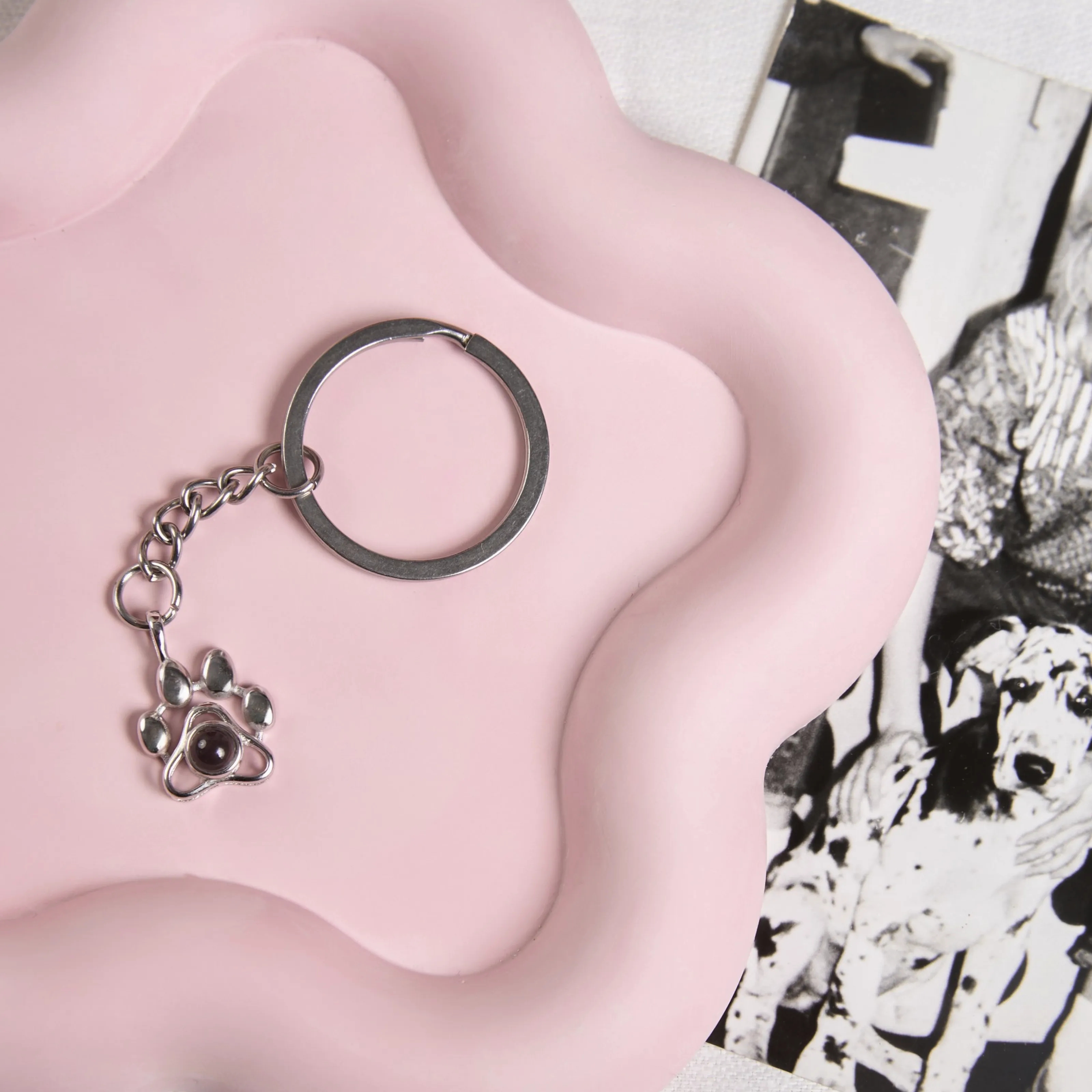 Стильный брелок лапка Незабудки как памятный сувенир