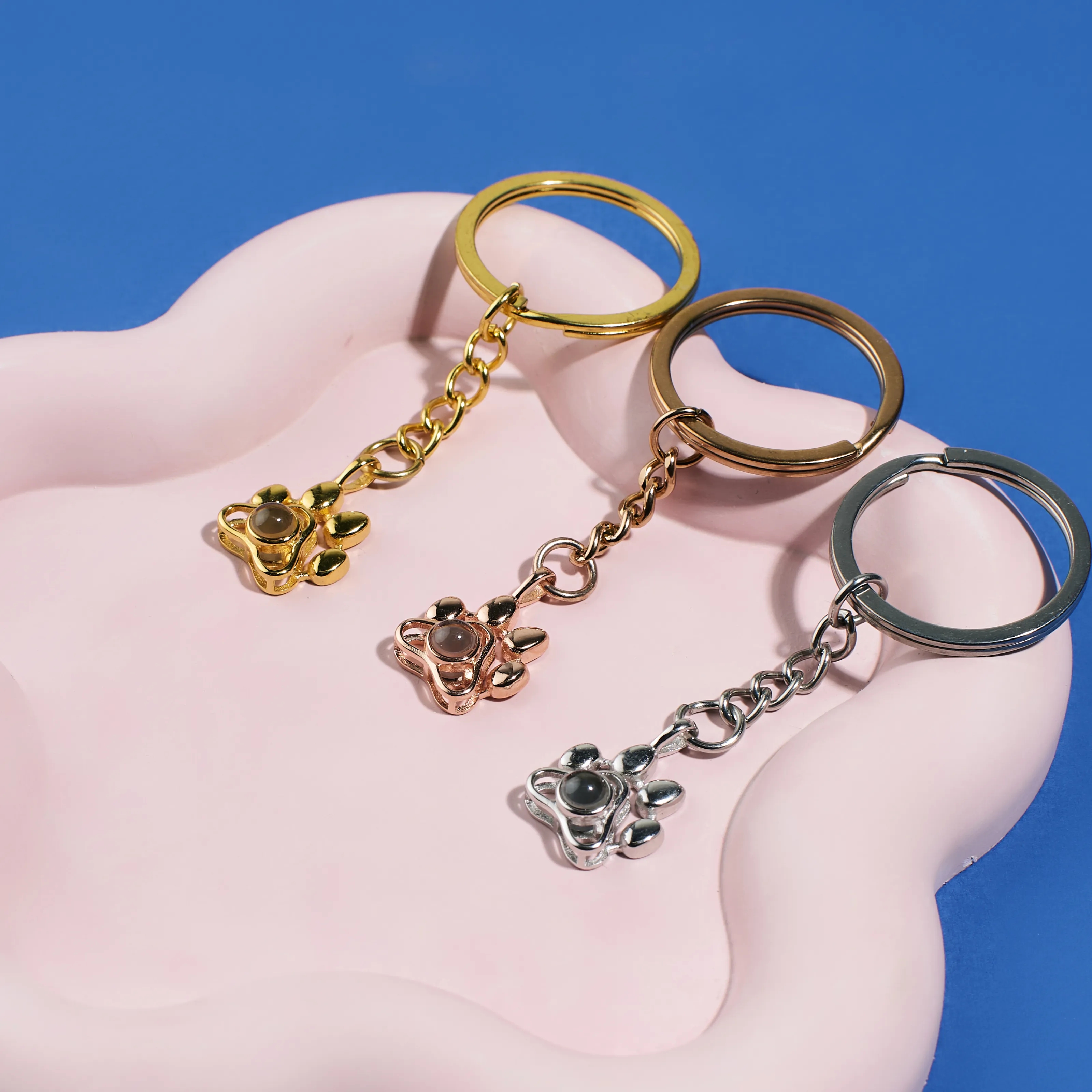 Аккуратный серебряный брелок лапка для ежедневного ношения