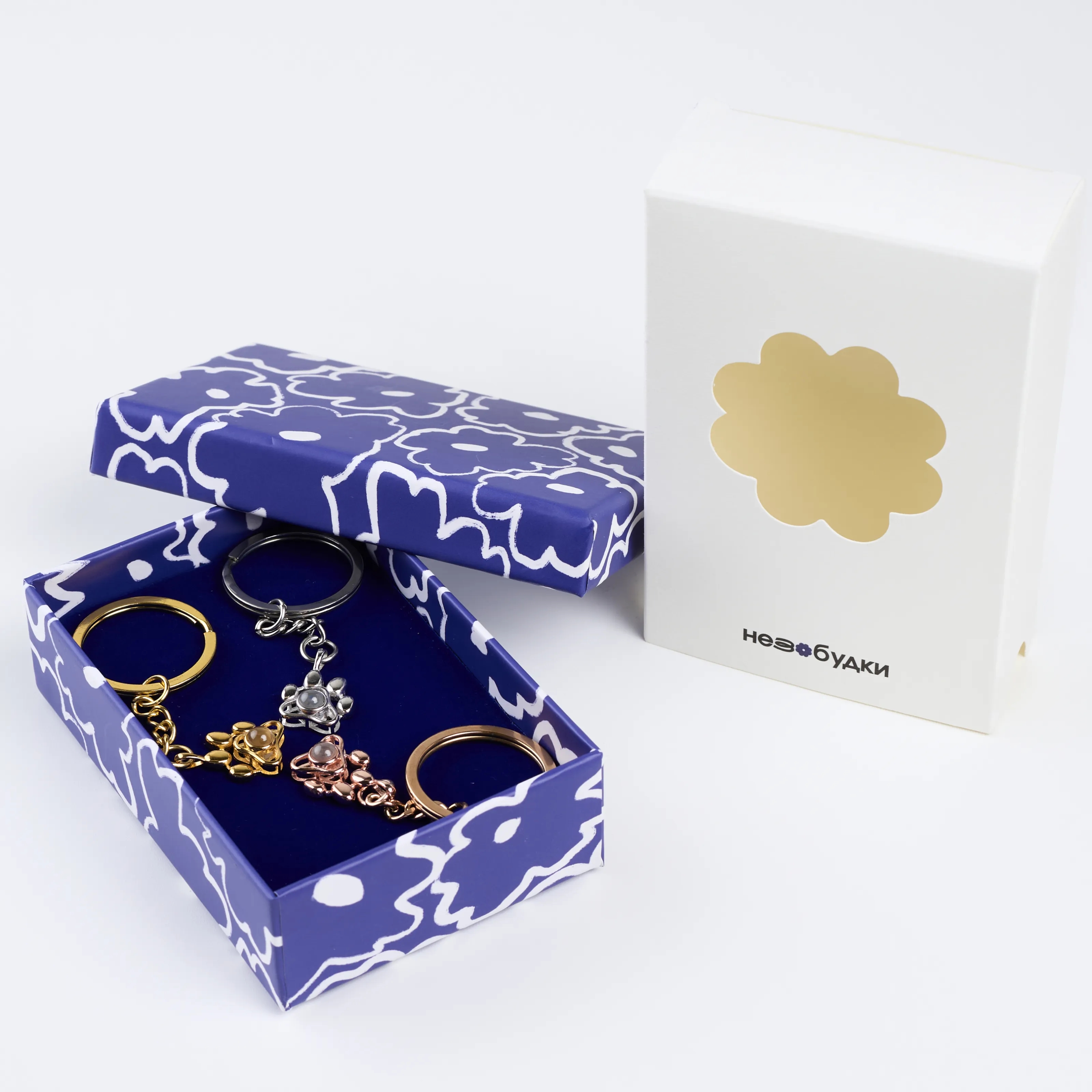 Серебряный брелок лапка в стиле минимализм