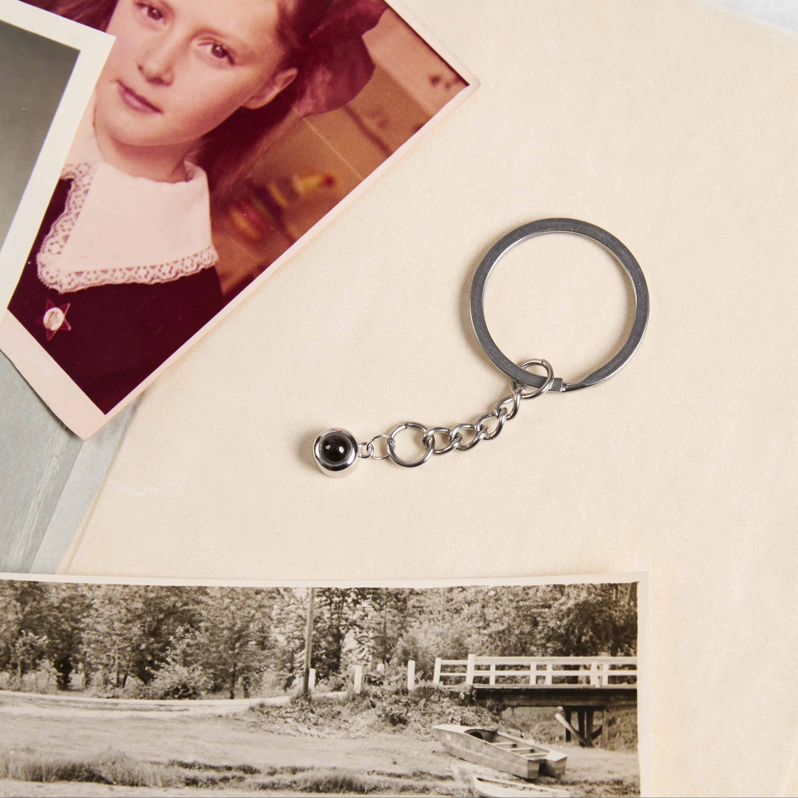 Серебряный брелок в форме шара с личным фото